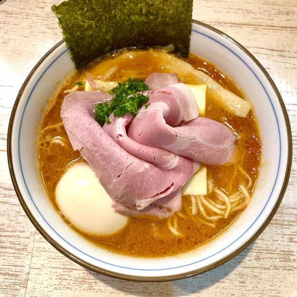 「【気まぐれ限定】とんこつトマト(味玉､とろチー入)￥930」@中華そば 四つ葉の写真