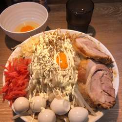 汁なし麺特盛+大盛り紅しょうが生卵うずら