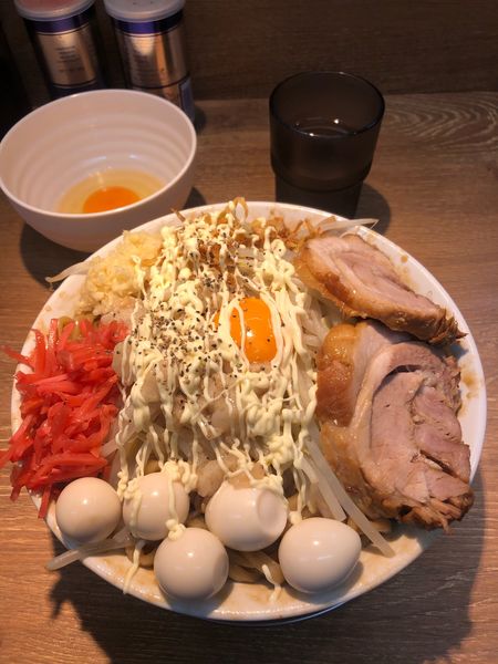 「汁なし麺特盛+大盛り紅しょうが生卵うずら」@麺屋 浜一の写真