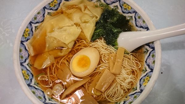 「ワンタン麺 細麺」@中国ラーメン 揚州商人 横浜スタジアム前店の写真