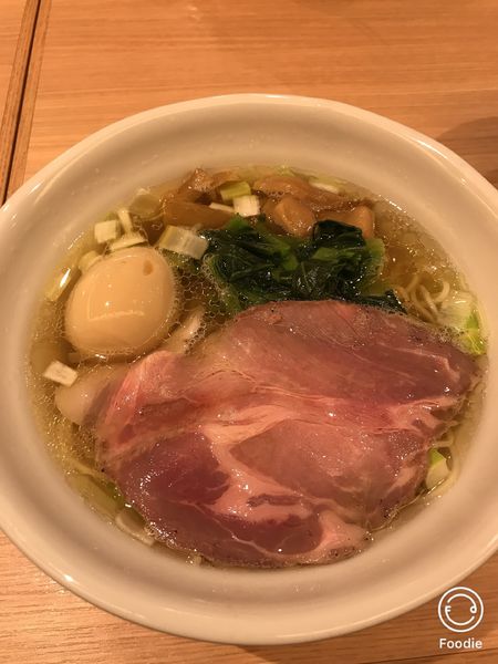 「鶏だし塩ラーメン+味玉(880円＋110円)」@麺処 景虎 新越谷ヴァリエ店の写真