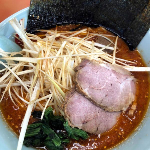 「辛味噌ネギラーメン（大辛）　870円　煮豚」@ラーメン山岡家 太田店の写真