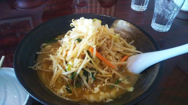 「野菜たっぷりニンニクラーメン中盛（固め・濃め）」@麺飯店 マラマラの写真
