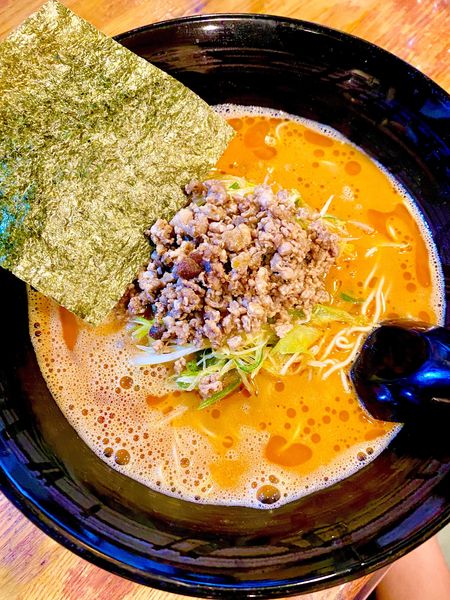 「辛ミソとんこつ(白髪ねぎ)800円+1辛50円税込」@博多とんこつラーメン しろひげの写真