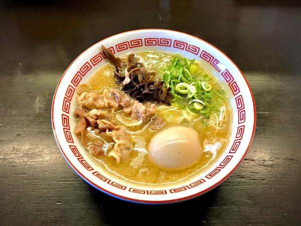 「博多とんこつ+味玉」@博多とんこつ かたぶつの写真