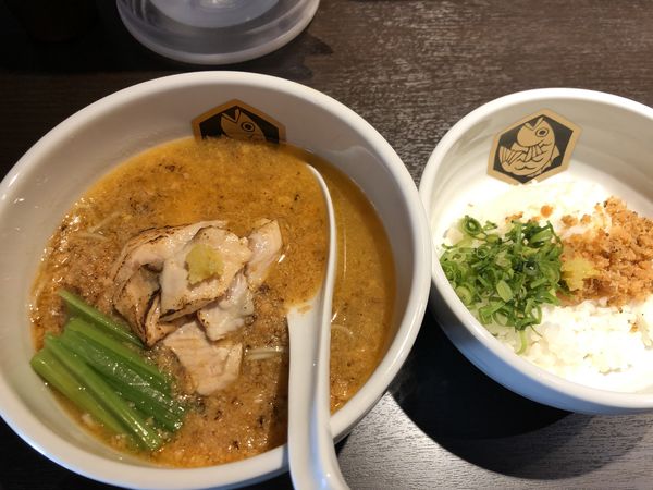 「サーモンほぐしサーモンらーめん+雑炊（1050＋220円）」@真鯛らーめん 麺魚 神保町店の写真