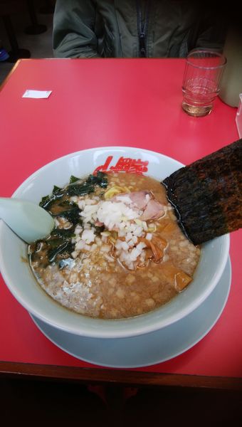 「プレミアム豚骨醤油ラーメン　890円」@山岡家 平塚店の写真