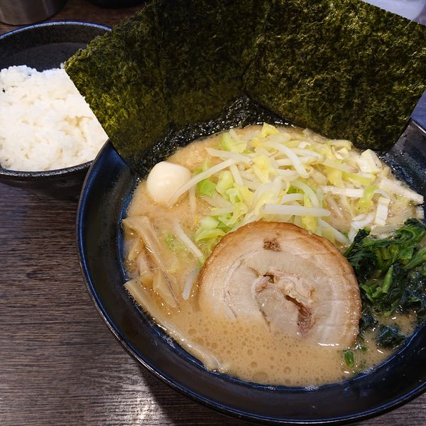 「醤油ラーメン(並)(790円)キャベもや(100円)他」@松壱家 藤沢南口店の写真