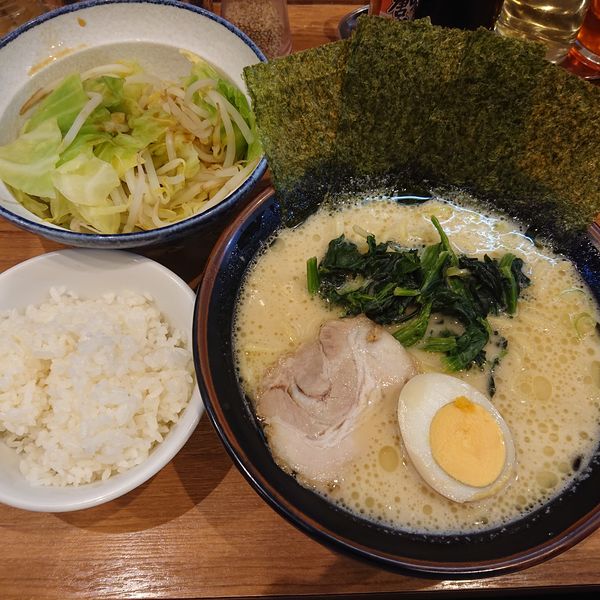 「醤油ラーメン(680円)もやキャベ、小ライス(各100円)」@金沢家の写真