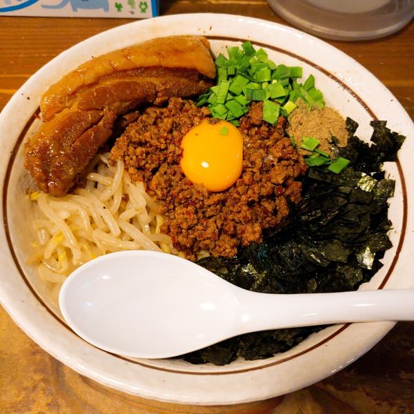 「トロ肉まぜそば」@麺 酒 やまのの写真