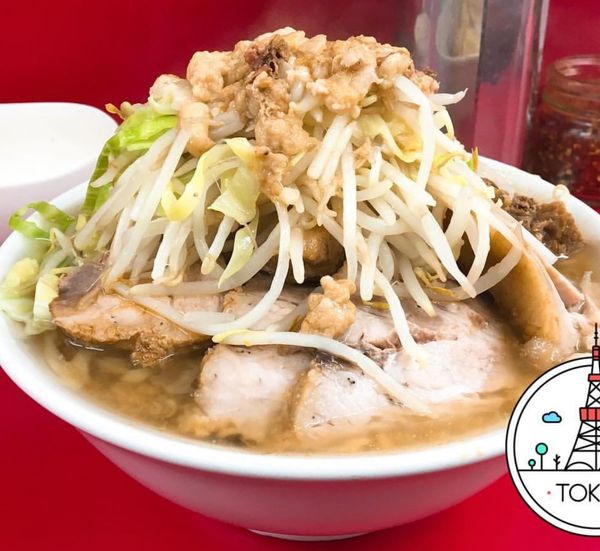 「小豚（850）全マシ 生卵（50）」@ラーメン二郎 神田神保町店の写真