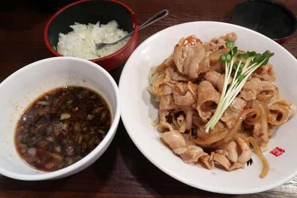 「肉盛りつけ麺並　830円＋無料の肉ちょい増し」@魁 肉盛りつけ麺 六代目けいすけの写真