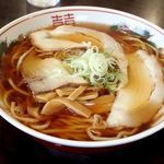 「醤油ラーメン中」@まるかいの写真