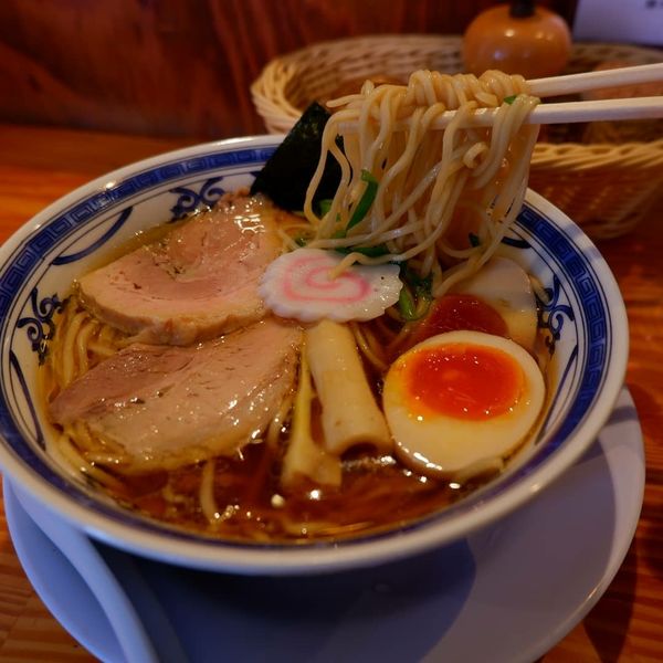 「醤油ラーメン 味玉のせ 900円」@ラーメン モモジロウショウテンの写真