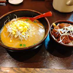 カツ丼セット(味噌ラーメン＋カツ丼)880円＋餃子300円