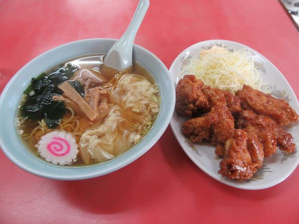 「ワンタンメン（６７０円）＋鶏の唐揚げ７９０円」@ラーメン 新京の写真