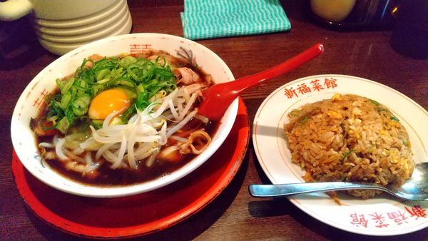 「並・小（中華そば並/焼きめし小）1150、たまご（生）50円」@新福菜館 麻布十番店の写真