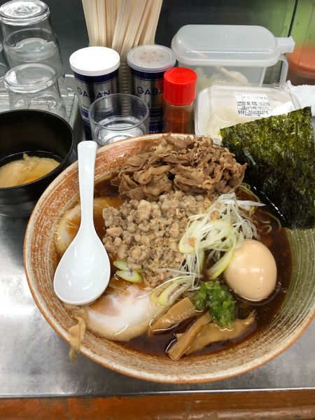 「ホタテ出汁悪魔＋悪い肉＋ソース×2」@覆麺 智の写真