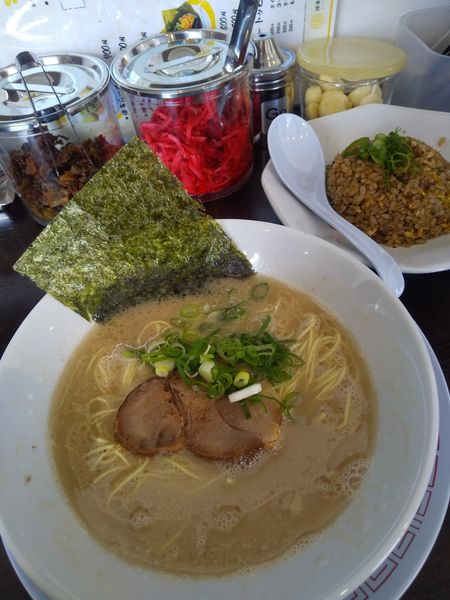 「博多らーめん（白）ひまわり半チャーハンセット1000円」@博多らーめん ひまわりの写真