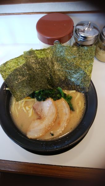 「豚骨醤油ラーメン　麺固め　700円」@横浜家系ラーメン 藤之家の写真