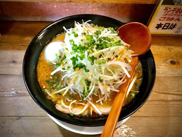 「ごま辛ラーメン全部のせ」@三元亭の写真