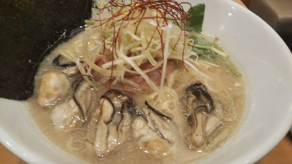 「カキの味噌ラーメン（よしかわ950円）」@むぎくらべの写真