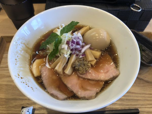 「名古屋コーチンの醤油らぁ麺プラス全部のせ」@らぁ麺 彩どりの写真