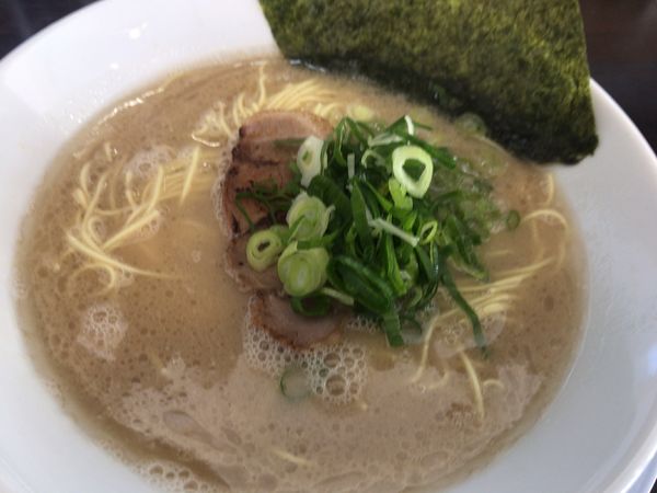 「白700円ハリガネ+替え玉湯気通し150円+餃子250円」@博多らーめん ひまわりの写真