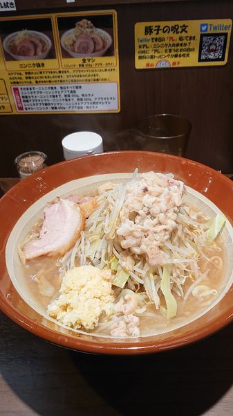 「大ラーメン(麺マシ)  ニンニクマシ  油  カラメ」@豚山 大森店の写真