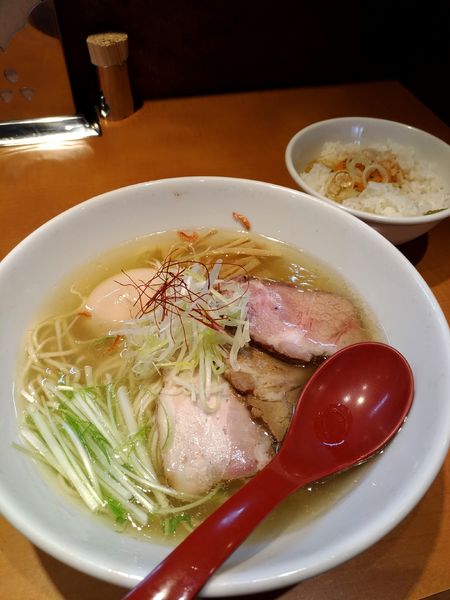 「香彩鶏だし特製塩ラーメン＋技あり卵飯」@麺屋 翔 品川店の写真