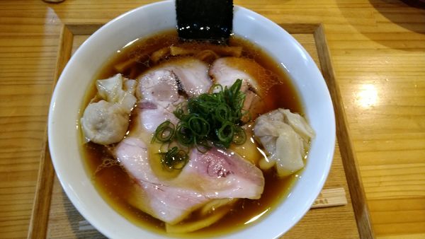 「わんたん入りしょうゆチャーシュー麺」@飯田商店 湯河原本店の写真