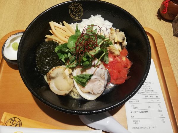 「【よしかわ】3種の貝とギバサの海鮮まぜそば　880円」@むぎくらべの写真