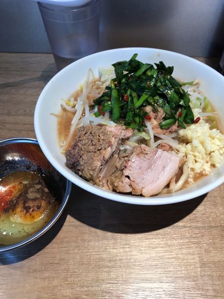 「ラーメン少なめ　辛ニラ　生たまご」@MEN YARD FIGHTの写真