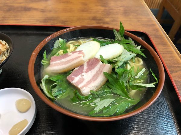 「沖縄そば＋フーチバー　550円＋50円」@うちなーすば ヤージ小の写真