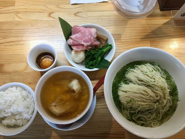 「春のつけ麺　せりとめかぶの餡仕立て生ハム添えと柚子の香り」@自家製麺 くろ松の写真