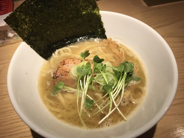 「醤油ラーメン(税込858円)」@杏と桜の写真