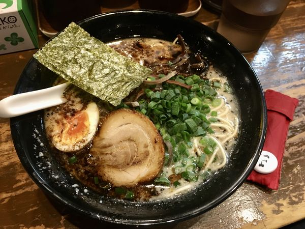 「とんこつ黒ラーメン+替玉」@麺屋黒田 本店の写真