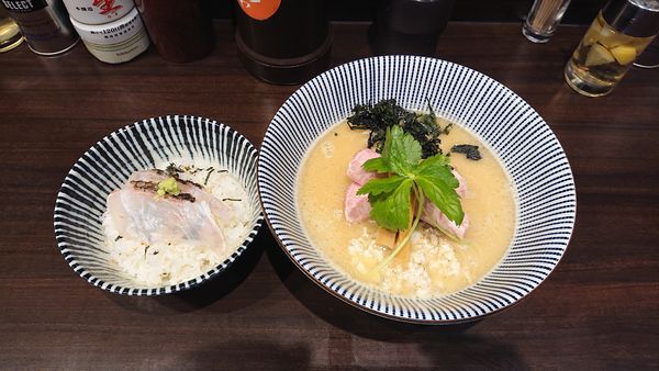 「濃厚真鯛そば880+炙り真鯛飯250」@寿製麺 よしかわ 西台駅前店の写真