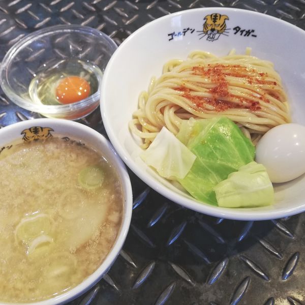 「味玉タイガーつけめん､虎辣油､生卵」@ゴールデンタイガーの写真