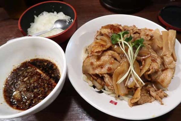 「肉盛りつけ麺並　830円＋肉増し　120円他」@魁 肉盛りつけ麺 六代目けいすけの写真