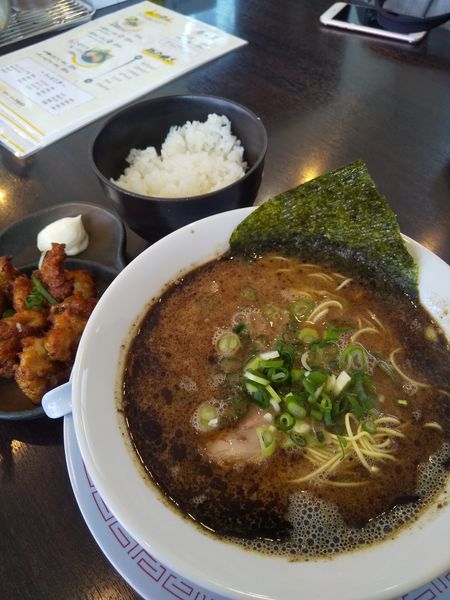 「博多らーめん(黒・はりがね)からあげセット1100円」@博多らーめん ひまわりの写真
