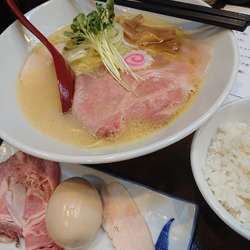 鶏白湯(塩)＋特製盛＋ライス並