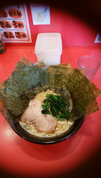 「豚骨醤油ラーメン　690円　クーポン券海苔増し」@濃厚家 秦野店の写真