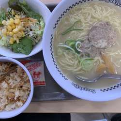 ラーメン大盛　サラダ　五目ごはん