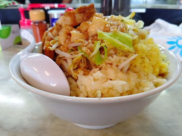「らーめん(並盛・230g・全マシ)800円」@自家製ラーメン麺屋ラッキーの写真