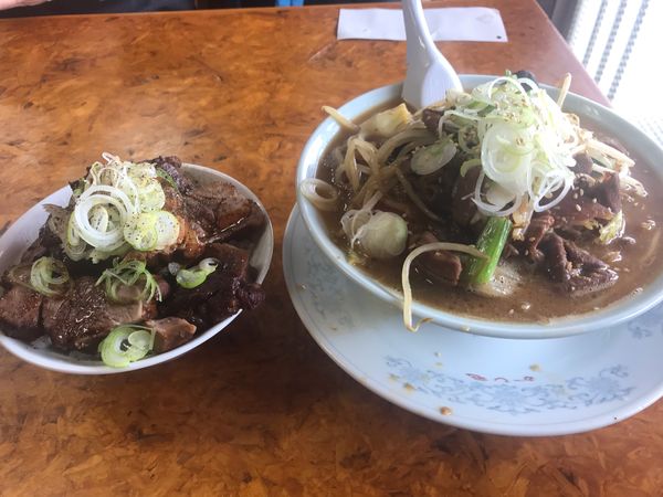 「モツ味噌ラーメン+チャーシュー丼小900+450=1350円」@かし亀の写真