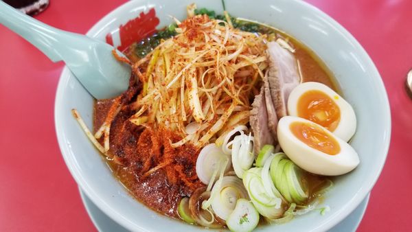 「ウルトラ激辛ラーメン　ネギ、チャーシュートッピング」@山岡家 松本店の写真