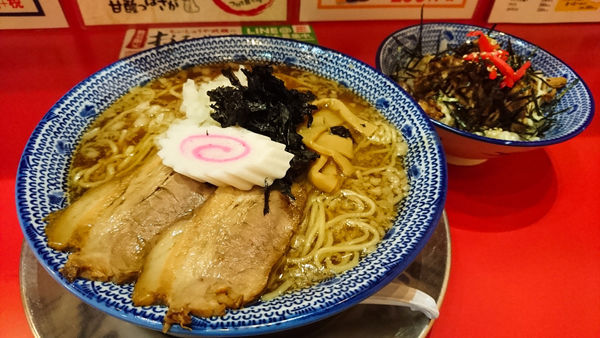 「限定/背脂醤油らーめん+中盛り+ちゃーしゅう飯」@ちゃーしゅうや武蔵 イオンモール日の出店の写真