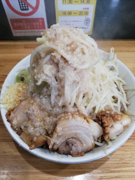 「並、ヤサイ、ニンニク、アブラ、豚１枚追加」@デカ盛り戦隊 豚レンジャーの写真