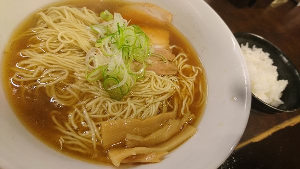 「しょうゆラーメン、大盛、サービスライス」@ラーメン専門店 なるとやの写真